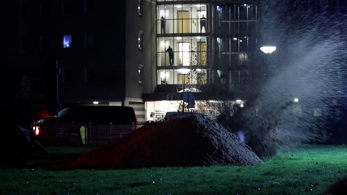 De TATP ontplofte in een zandberg op het grasveldje voor de Mizarflat in Spijkenisse.