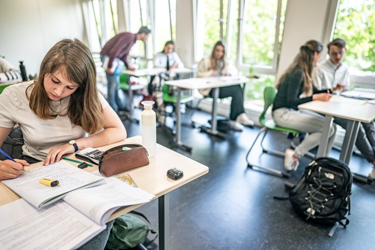 Scholieren spijkeren wiskunde bij in het gebouw van het Da Vinci College in Leiden, om zich voor te bereiden op de eindexamens. Beeld Joris van Gennip