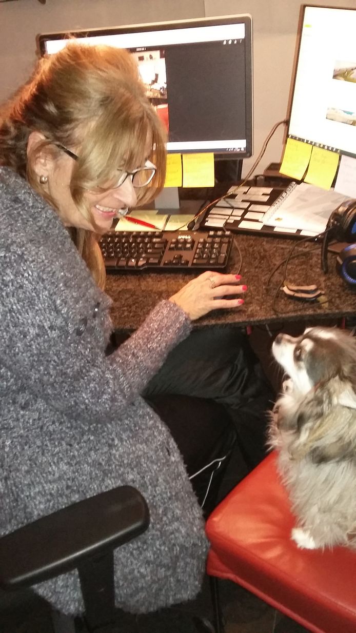 Het redactiesecretariaat draait door in de woonkamer van Sandra Busch. Laatst had ze een lezer aan de telefoon toen de deurbel ging, hond Chico sloeg aan waarna de hond van die lezer aan de andere kant van de lijn ook begon te blaffen. Een goed gesprek werd daardoor onmogelijk gemaakt.