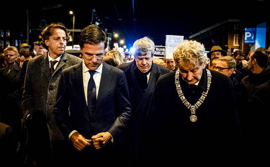 Premier Mark Rutte en burgemeester Eberhard van der Laan bij een demonstratie naar aanleiding van de aanslag op Charlie Hebdo.