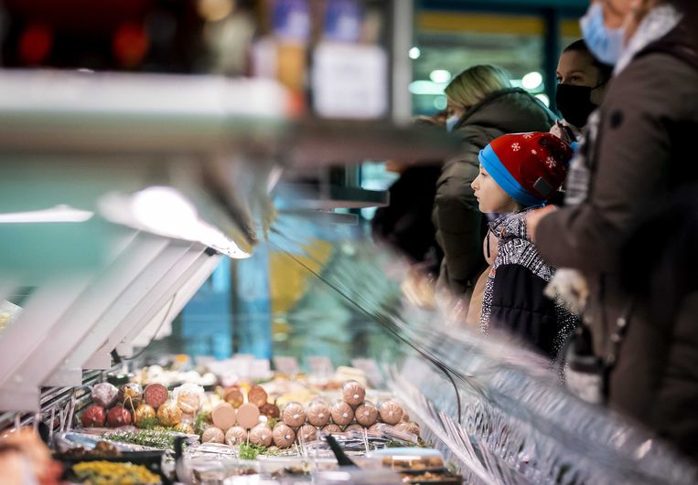 Kerstdrukte bij een slager in Beverwijk. Beeld ANP