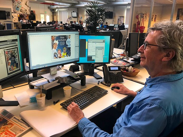 Eric Schreurs is druk bezig met de vormgeving van de kerstbijlage.