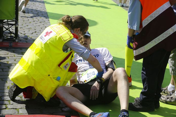 Een deelnemer aan de marathon van Antwerpen heeft medische bijstand nodig.