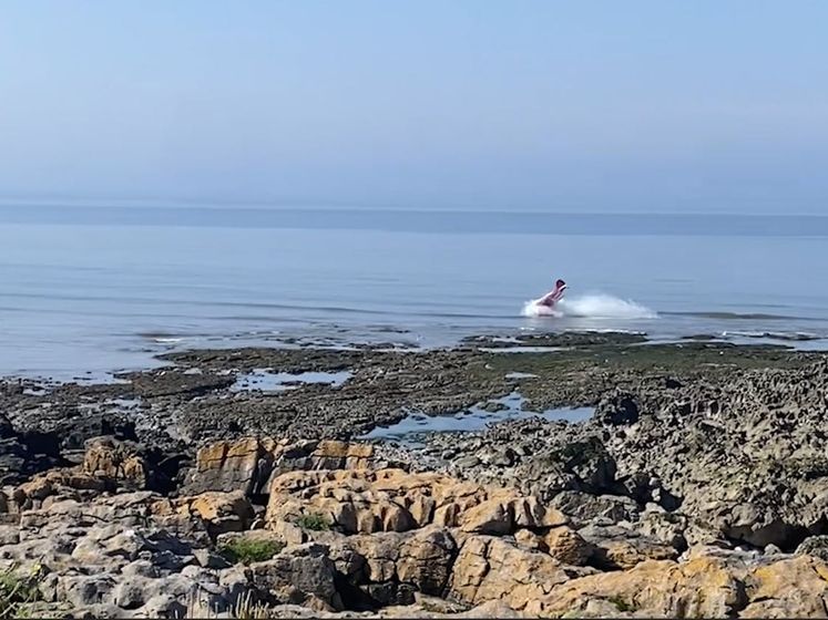 Vliegtuig slaat over de kop bij noodlanding voor kust Wales