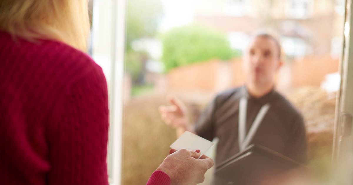 Was de man voor de deur van de kapperszaak nou een oplichter of echt van een goed doel? ‘Ik zei geli