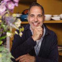‘Vers en voedzaam eten zou geen luxe mogen zijn’: chef Yotam Ottolenghi wil met zijn nieuwe kookboek troost brengen
