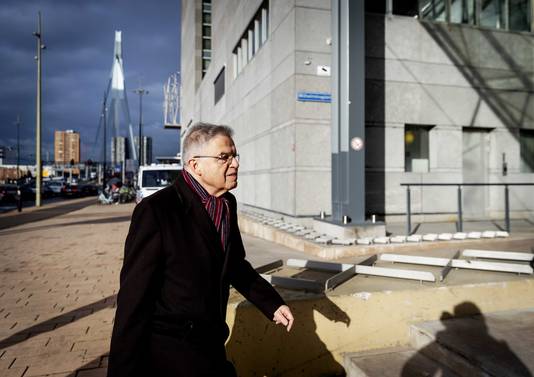 Oud-justitieminister Ernst Hirsch Ballin arriveert bij de rechtbank voor de openbare verhoren in de zaak tegen Julio Poch tegen de staat.