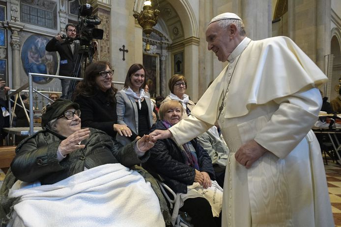 De paus begroet een vrouw tijdens zijn bezoek aan Loreto.