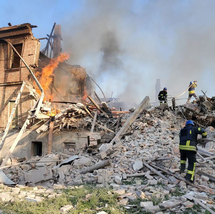 Hulpdiensten ruimen puin na bombardement op school in oosten van Oekraïne.