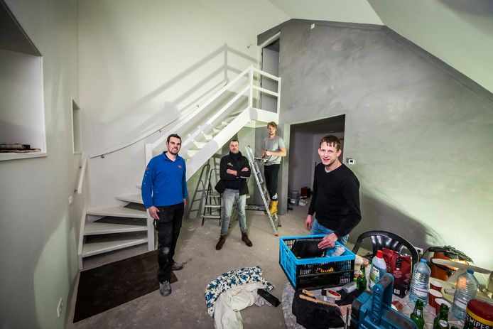In het startersappartement De Maalderij, dat binnenkort klaar is, wordt nog druk gewerkt door (vanaf links) bewoner Jelmer ter Braack , Rob Spikker (Bouwend Nederland Oost Achterhoek) en bewoners Allard Kooy en Tobias Borgelink.