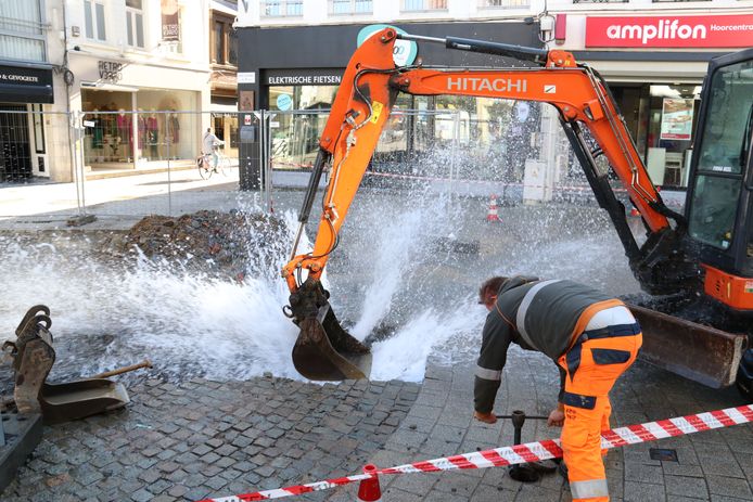 Het water spoot meters hoog nadat de waterleiding geraakt werd.