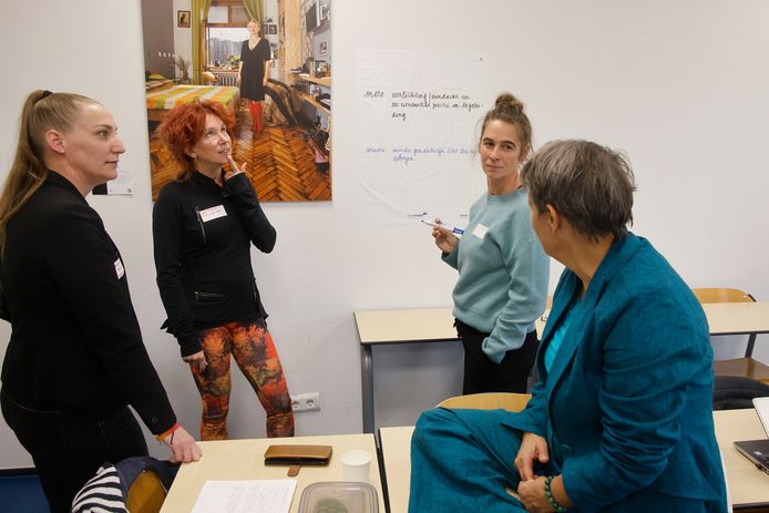 Verschillende docenten denken na over een oplossing voor het armoedeprobleem. Rechts op de foto Janneke Lakerveld, die de bijeenkomst leidt.