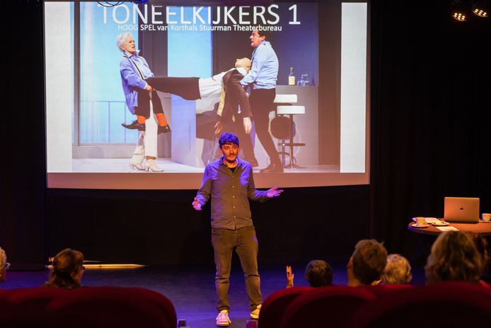 Sander Janssens tijdens de inleiding over de serie Toneelkijkers, in Perron-3 in Rosmalen.