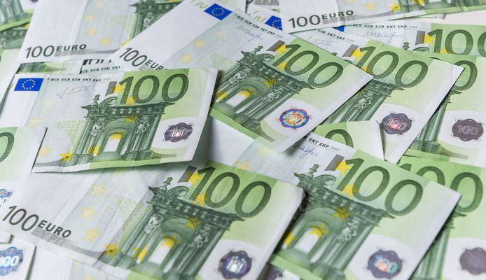 2015-04-22 10:23:16 ILLUSTRATIE - Een stapel van honderd eurobiljetten. ANP XTRA LEX VAN LIESHOUT
