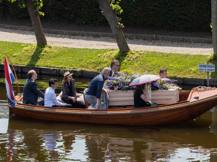 De kist van Ruud Jacobs wordt over het water vervoerd.