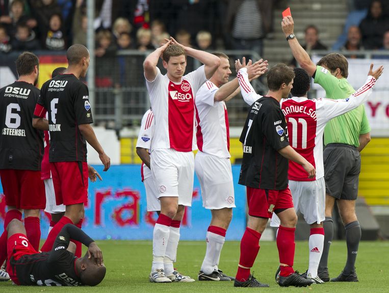 Vurnon Anita van Ajax (niet op de foto) krijgt zondag een rode kaart van scheidsrechter Jan Wegereef in de eredivisiewedstrijd tegen Excelsior. Beeld anp