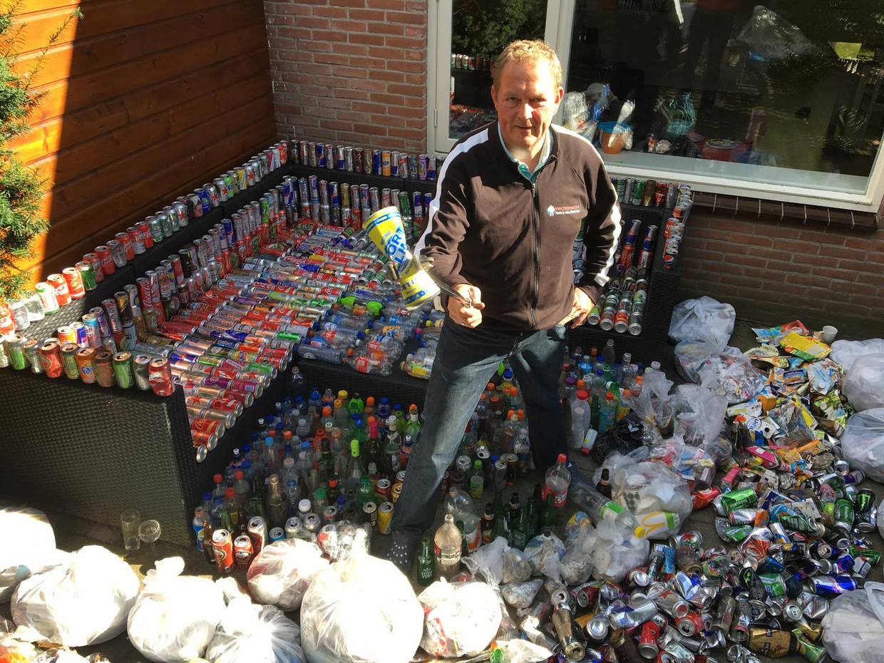 Dirk Groot met een deel van zijn bijeengeraapte zwerfafval.  Beeld Zwerfinator