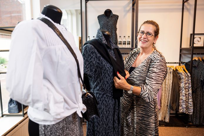 Irma Broekx in haar nieuwe kledingwinkel ‘Mode bij Irma’.