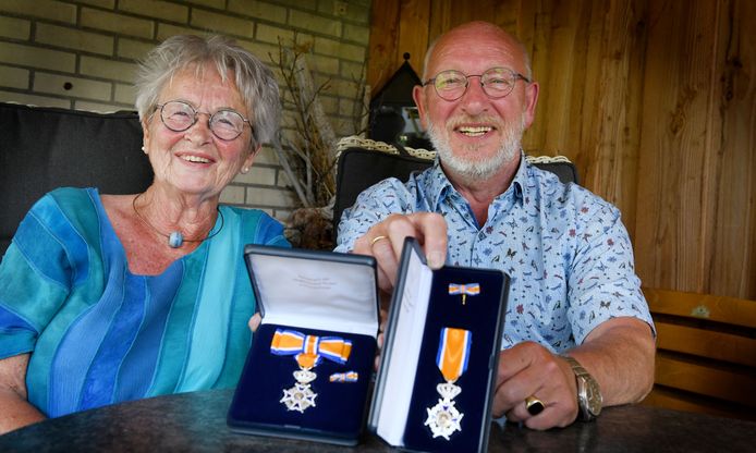 Marjan en Gerard Adams met hun koninklijke onderscheiding, die ze kregen voor hun vele vrijwilligerswerk in Borne. Die van haar heeft een fraaie strik, die van hem hangt aan een eenvoudig lintje.