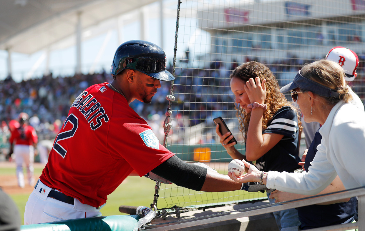 Xander Bogaerts signeert. Beeld AP
