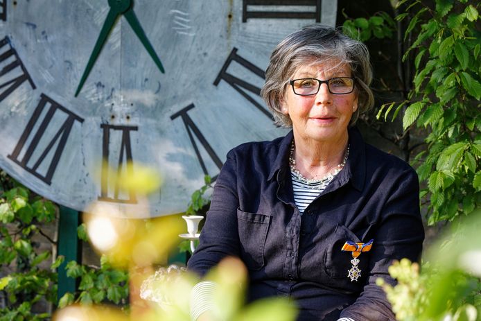 Thea Heesemans uit Esch kreeg dinsdag een lintje voor haar werk als vrijwilliger bij Slachtofferhulp Nederland.