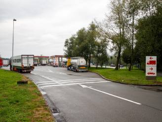 Snelwegparking langs E40 in Jabbeke eerste nacht volledig afgesloten na schietpartij tussen transmigranten