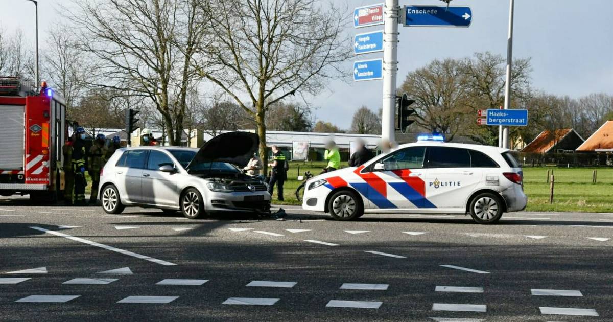 Gewonde bij aanrijding op kruising in Enschede: flinke vertraging op de weg.