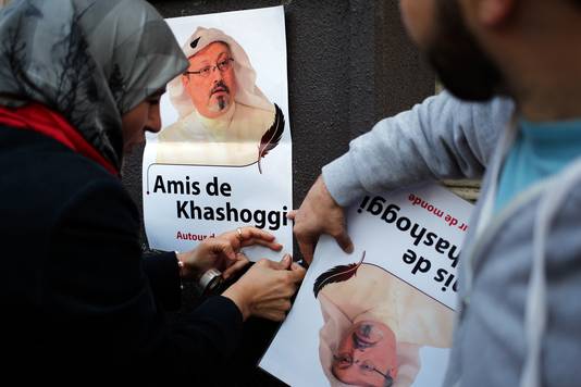Demonstranten met posters met daarop de beeltenis van Jamal Khashoggi.