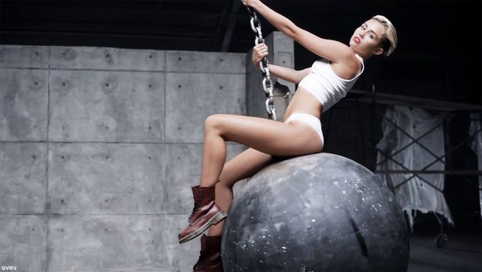 Miley Cyrus in haar videoclip voor het nummer ‘Wrecking ball’.