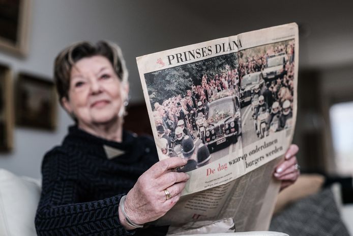 Joke  Visser met de krant die ze altijd bewaarde.