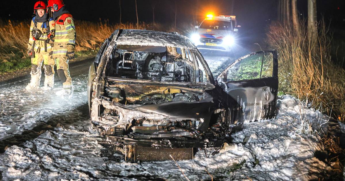 Vastgebonden auto brandt uit in Espel: politie vermoedt opzet