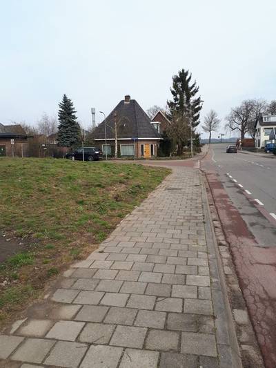 Automobilist rijdt stoep op en probeert voetganger te scheppen in Heteren