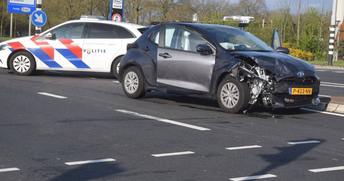 Twee personen naar ziekenhuis na verkeersongeval in Almelo.
