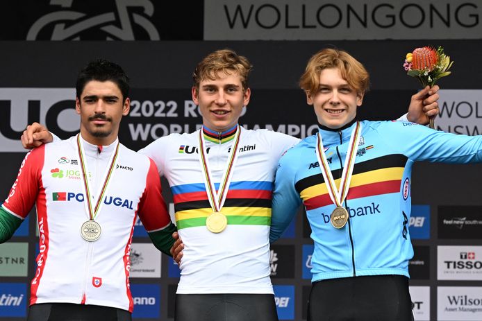 Winner Emil Herzog of Germany (C), second placed Antonio Morgado of Portugal (L), and third placed Vlad van Mechelen of Belgium (R) pose on the podium following the men's junior road race cycling event at the UCI 2022 Road World Championship in Wollongong on September 23, 2022. (Photo by WILLIAM WEST / AFP) / -- IMAGE RESTRICTED TO EDITORIAL USE - STRICTLY NO COMMERCIAL USE --