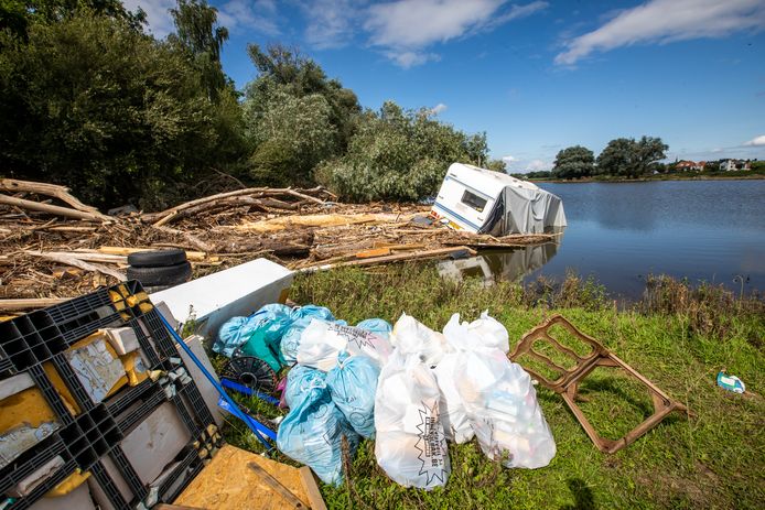 Des bénévoles nettoient les débris des inondations à Lanaken
