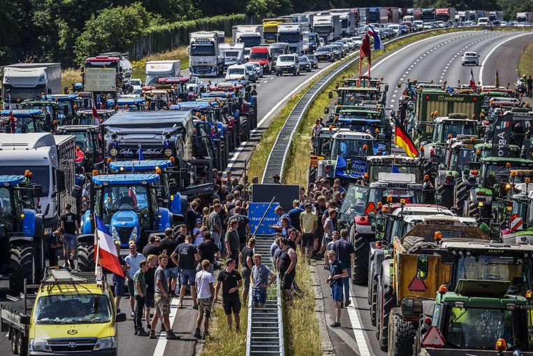 Protesterende boeren blokkeerden gisteren de A1. Tussen Hengelo en Deventer plaatsten zij een bord van de Nederlands-Duitse grens op een vangrail. De stikstofregels in Duitsland zijn soepeler dan in Nederland.  Beeld ANP / Vincent Jannink