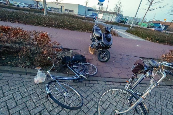 Botsing fietsster en scooter in Eindhoven