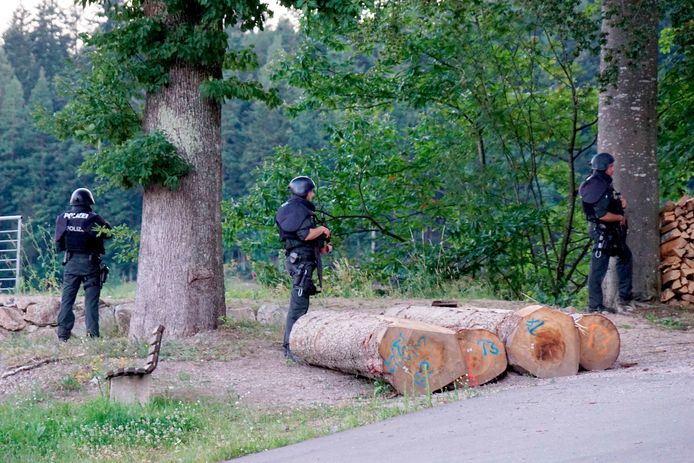 Agenten bewaken een weg in de buurt van Oppenau.