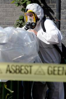 Huizenbezitters laten asbestdak lekker liggen: ‘Ik moet een probleem oplossen dat de overheid heeft veroorzaakt’