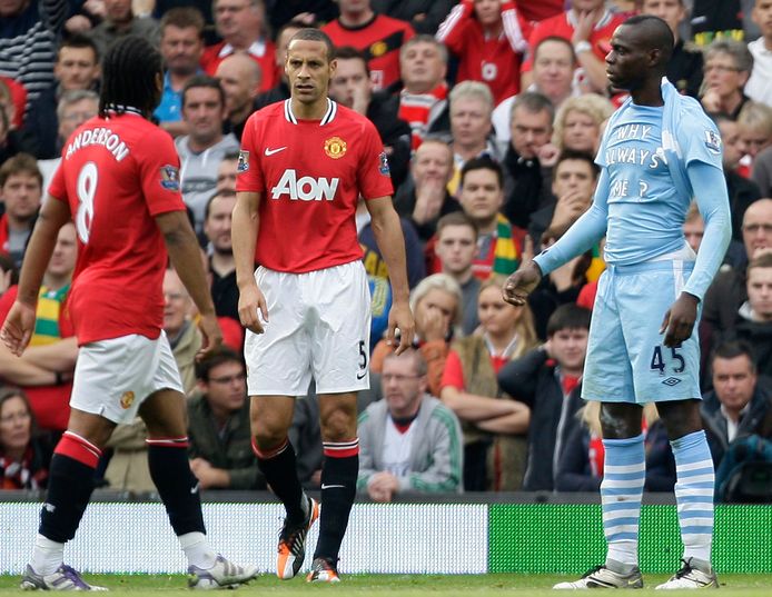 'Why Always Me', toonde Balotelli in oktober 2011 tijdens de derby tegen Manchester United.