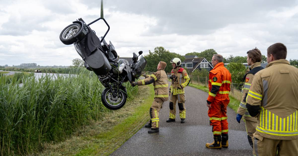 Motor met zijspan belandt in het water