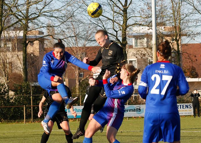 Marlou Jacobs (zwart tenue) scoorde twee belangrijke goals namens DSE tegen Eldenia. (archieffoto)