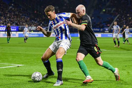 Nick Bakker (l) keeps Davy Klaassen off the ball.