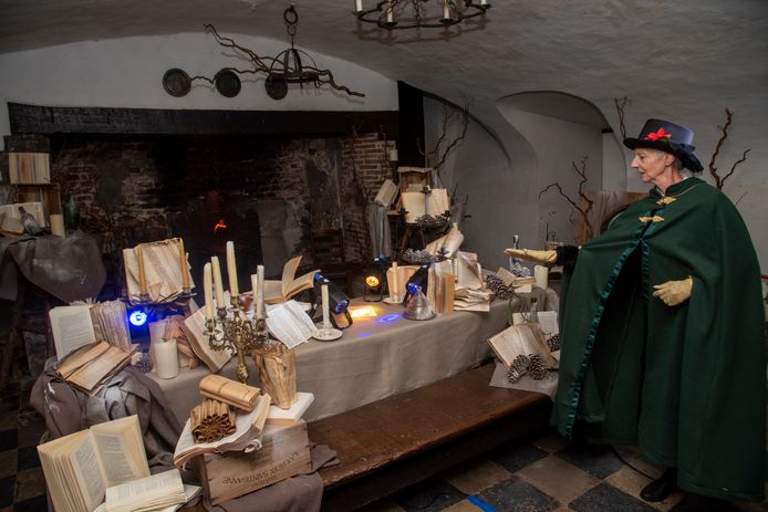 Uitgedoste vrijwilligers nemen de bubbels mee op sleeptouw doorheen het verhaal van Kerstmagie in het Kasteel van Laarne.