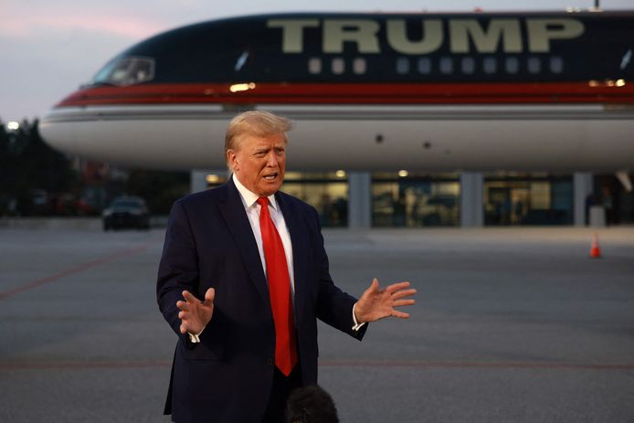 L'ancien président américain Donald Trump s'adresse aux médias à l'aéroport international Hartsfield-Jackson d'Atlanta après s'être rendu à la prison du comté de Fulton.