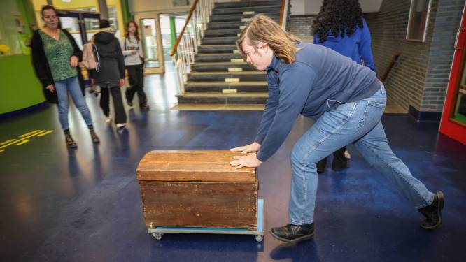 Schooltasloze dag op Goese Lyceum; van boekenkist tot winkelwagen, alles mag