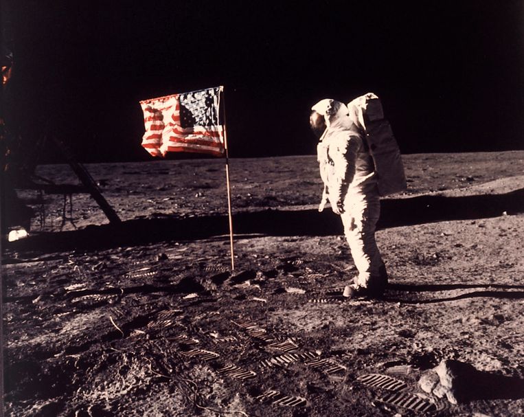 Buzz Aldrin bij de Amerikaanse vlag, 21 juli 1969. Danny Dorling: ‘Ik zag als baby op een zwart-wit-tv live de eerste man op de maan. De rest van mijn leven gebeurde er amper nog iets.’  Beeld AP