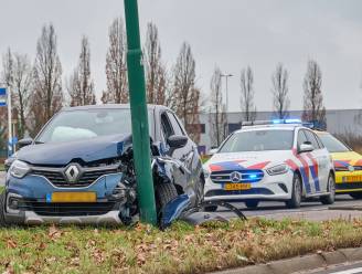 Automobilist botst tegen paal in Etten-Leur en raakt gewond