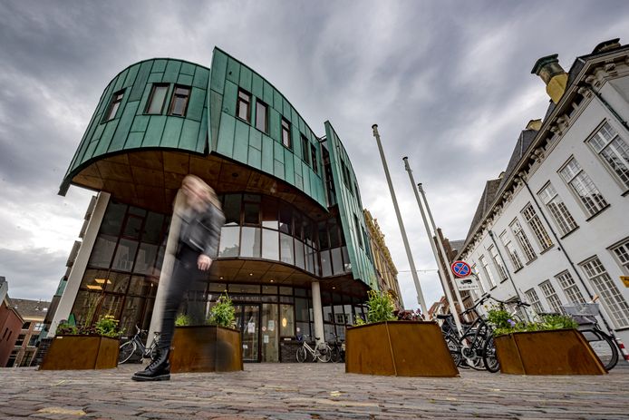 Het stadhuis van de gemeente Zutphen. De gemeente Zutphen onderzoekt of binnen de muren van het stadhuis sprake is geweest van grensoverschrijdend gedrag van een van de wethouders.