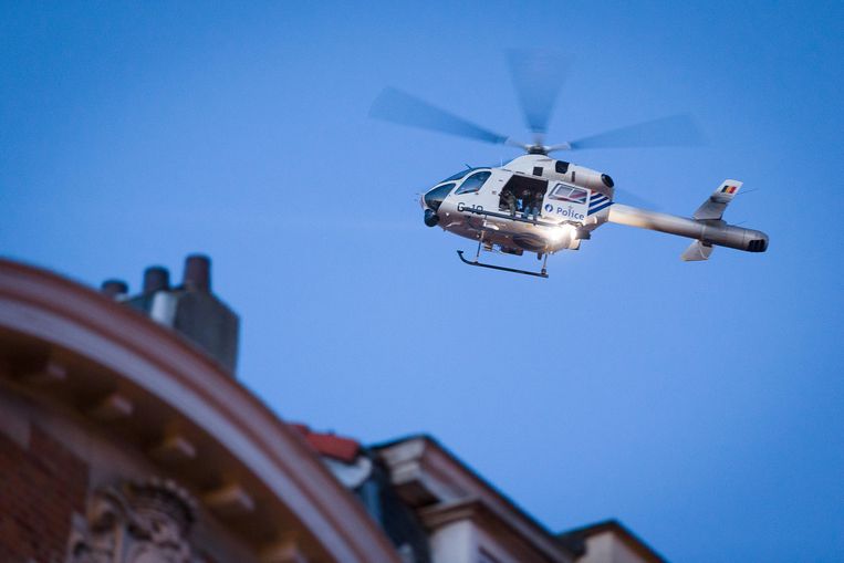 Een politiehelikopter boven Schaarbeek. Beeld BELGA